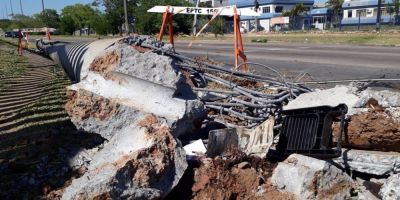 Carro derruba poste e semáforo na zona Norte Porto Alegre