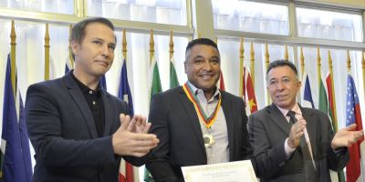 Róger Machado recebe Medalha do Mérito Farroupilha por luta contra o racismo