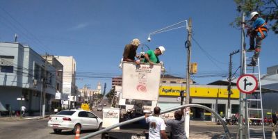 Prefeitura de Camaquã coloca sinaleira provisória na Esquina Democrática