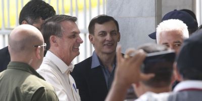 Bolsonaro cita LRF e desiste de aumento a policiais do DF