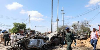 Explosão de carro-bomba deixa dezenas de mortos e feridos na Somália