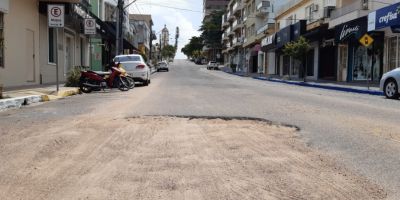 Buraco na rua Olavo Moraes requer atenção dos motoristas, em Camaquã