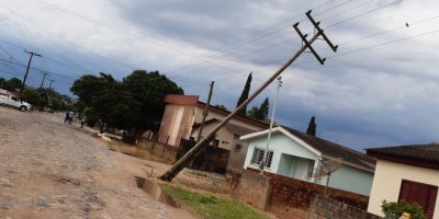 Chuva com vento forte derruba postes e causa outros estragos em Camaquã