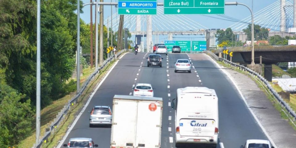 Fluxo acentuado, mas sem congestionamentos na volta da praia nesta quinta-feira