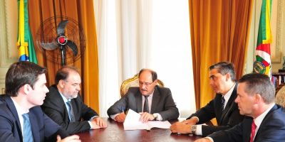 Governador assina decreto para contenção de gastos públicos