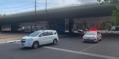 Vítima foge de assalto e pula de viaduto em Porto Alegre