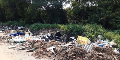 FOTOS: lixo é jogado de forma irregular no bairro Getúlio Vargas em Camaquã