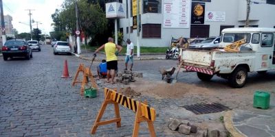 Servidores realizam manutenção de pavimentação em Camaquã