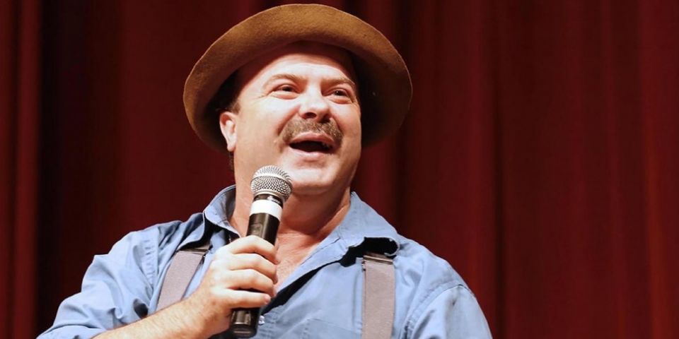 Teatro do Sesc Camaquã recebe show de Paulinho Mixaria