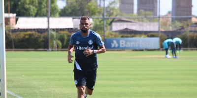 Maicon volta a treinar e afirma que não fará cirurgia: "Dores diminuíram bastante"