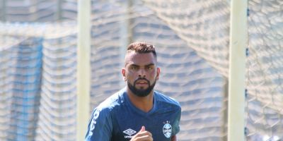 Sem cirurgia, Maicon vira "reforço" para o Grêmio e planeja jogar até fim do contrato