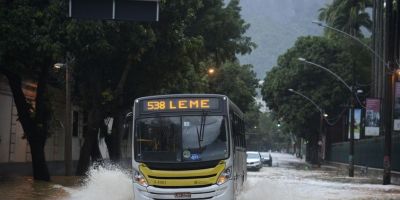 Chuva forte deixa Rio de Janeiro em estágio de atenção