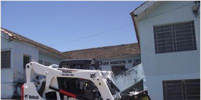 Cristal adquire máquina Bobcat para fazer melhorias em estradas