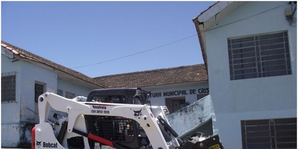 Cristal adquire máquina Bobcat para fazer melhorias em estradas