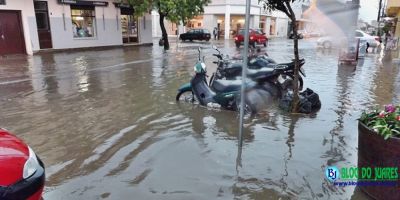 Chuva deixa calçadas e ruas alagadas no centro da cidade de Camaquã