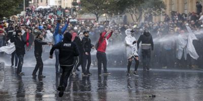 Confrontos entre manifestantes e policiais deixam mais de 220 feridos no Líbano