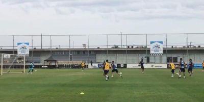 Renato comanda treino do Grêmio pela primeira vez na temporada