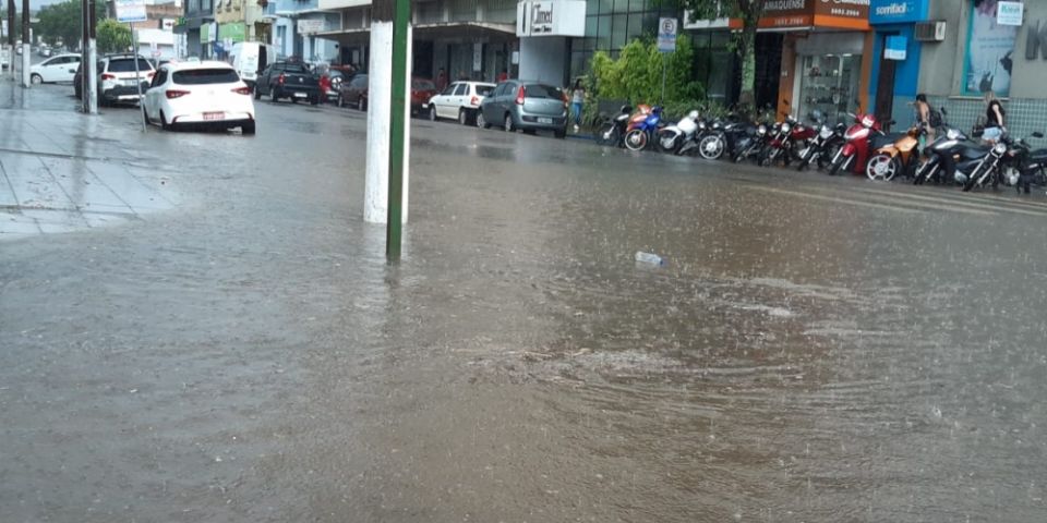 Chuva causa pontos de alagamento no centro de Camaquã