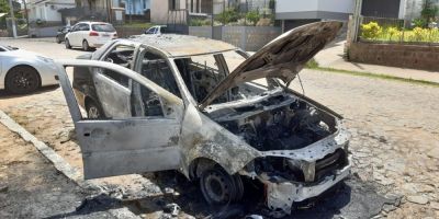 FOTOS E VÍDEO: carro pega fogo em Camaquã