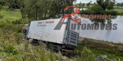 Caminhão da Bahia se envolve em acidente na BR 116 em Camaquã