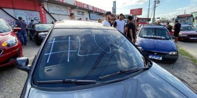 Amigos e familiares homenageiam vítima morta em briga de trânsito em Porto Alegre