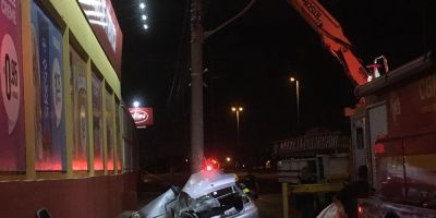 Motorista morre após bater carro contra poste na BR-116, em Canoas