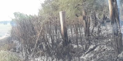 Incêndio em mato atinge poste e deixa moradores sem luz no interior de Cristal