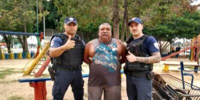 Homem é flagrado consertando brinquedos estragados em praça de Gravataí