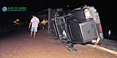 Camaquã - carreta com carga de areia tomba na BR-116, no Capão do Café