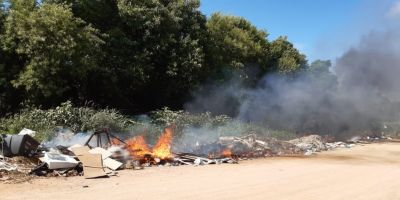 FOTOS E VÍDEO: Incêndio de pequena proporção causa transtorno aos moradores do bairro Getúlio Vargas, em Camaquã