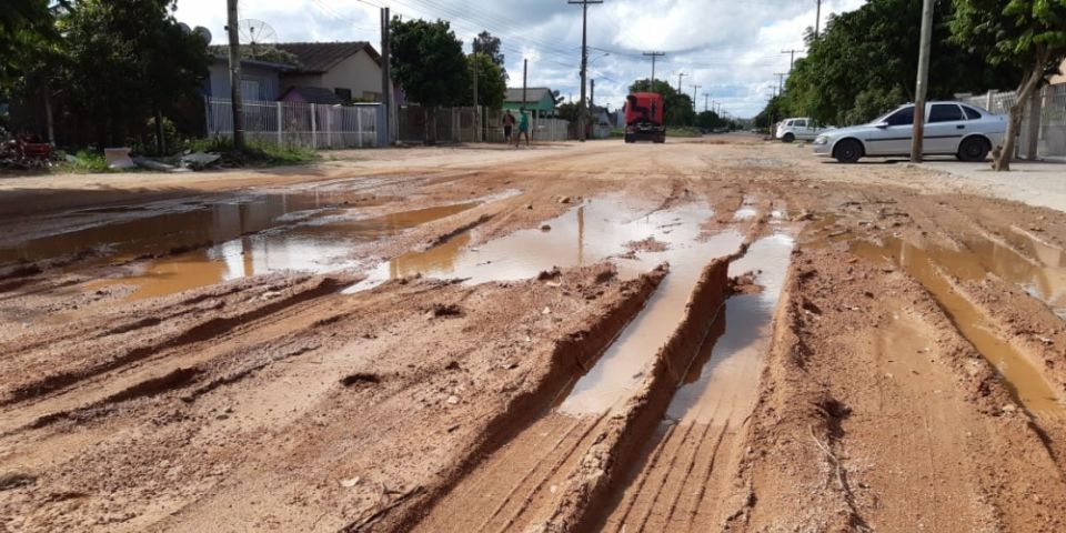 FOTOS E VÍDEO: moradora do bairro Viégas em Camaquã relata problema de alagamento em sua rua