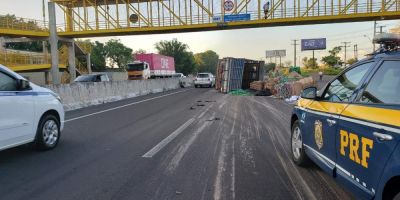  Caminhão tomba na BR-116 e bloqueia pista parcialmente por mais de duas horas