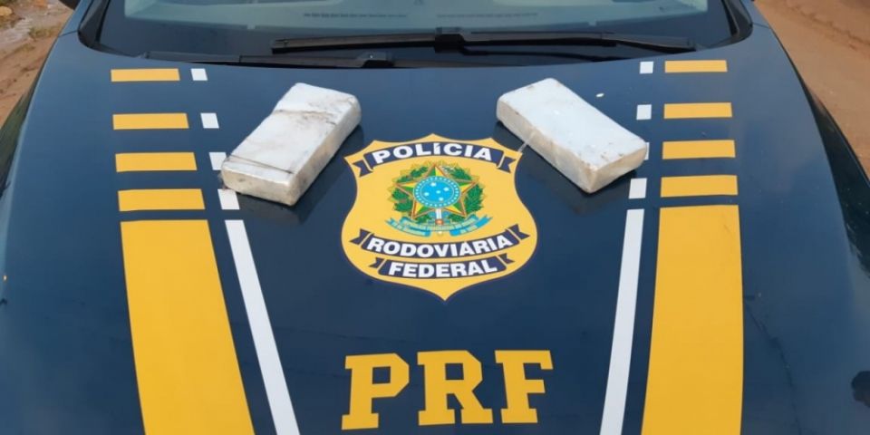 Homem é preso após abandonar carro com dois quilos de cocaína em Pelotas