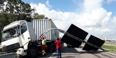 Caminhão bate contra pórtico de sinalização e causa bloqueio na BR-116, em Pelotas