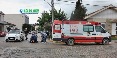 Acidente envolvendo duas motos deixa motociclista ferida no centro da cidade de Camaquã