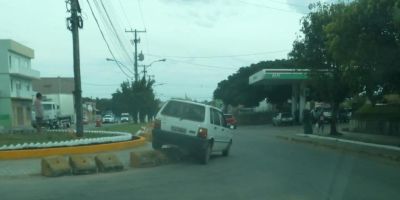 Motorista perde controle do carro e sobe nas muretas da nova rotatória da Faixinha