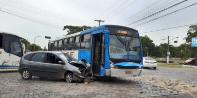 Carro colide em ônibus no centro de Camaquã