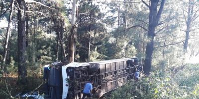 Acidente entre ônibus e carro deixa dois mortos e 14 feridos em Caxias do Sul