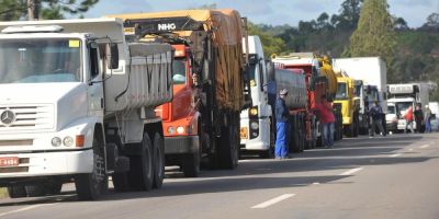 Caminhoneiros ameaçam paralisação nesta quarta-feira