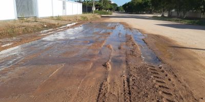 FOTOS E VÍDEO: Rua do bairro Olaria em Camaquã tem vazamento de água há dias