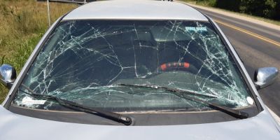 Capô abre e motorista tem para-brisa quebrado enquanto dirigia na BR-116 em Camaquã