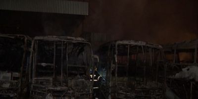 Incêndio atinge empresa e destrói sete ônibus em Canoas