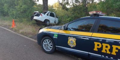 Homem morre após bater carro contra árvore no RS