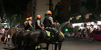 Primeira noite de carnaval de rua em Porto Alegre termina com bombas e confusão no bairro Cidade Baixa