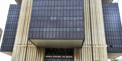 Bancos passam a cobrar dólar do dia da compra com cartão