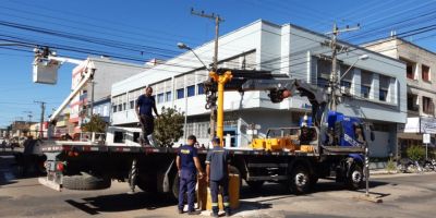 FOTOS E VÍDEO: sinaleira histórica é recolocada na Esquina Democrática de Camaquã na manhã de hoje