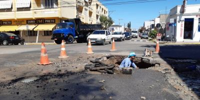 Equipe terceirizada da Corsan trabalha para consertar cano estourado em Camaquã