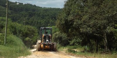 Em andamento a recuperação de estradas no interior de Dom Feliciano
