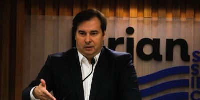 PIB aponta para redução de investimentos públicos, diz Maia