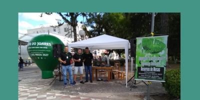 Equipe do BJ promove ação externa de divulgação da Festa Retrô na Esquina Democrática de Camaquã